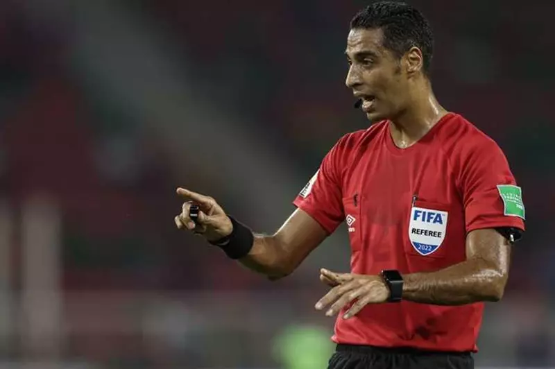 فأل خير للأحمر والسماوي لا يعرف الانتصار بحضوره.. ماذا يفعل الأهلي وغزل المحلة مع صافرة أمين عمر؟